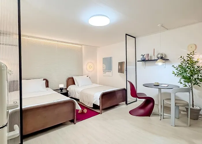Gangnam, About A 6-minute Walk From Seolleung Station, Daechi Academy District *